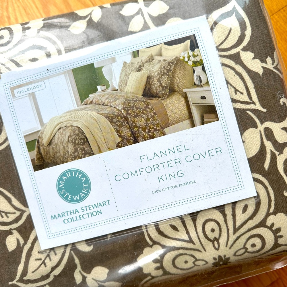 martha stewart comforter cover King size - NEW

MSRP $200